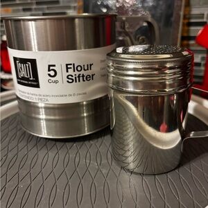 New Stainless Steel 5 Cup Flour Sifter & Silver Shaker